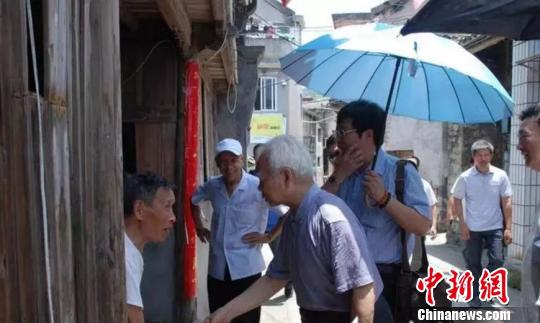 图为:2012年6月回乡时,高铭暄(中)探望同龄发小 高铭暄亲属供图