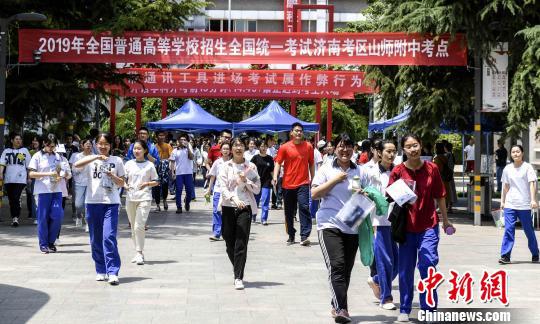 资料图：今年6月7日，山东夏季高考拉开帷幕。　张勇 摄