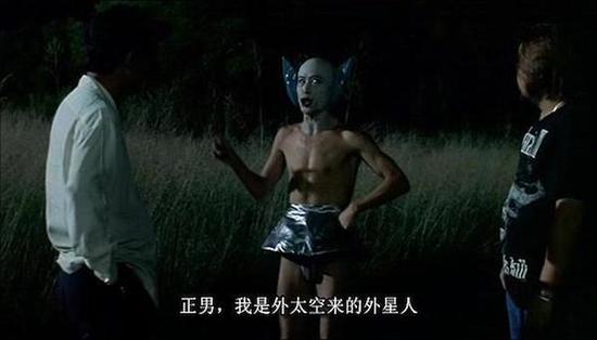 他让光头扮演外星人,想给孩子一个梦幻的世界。