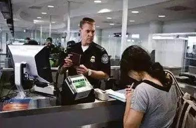 不过,移民局向留学生开刀,也是因为留学生黑在美国的不在少数。