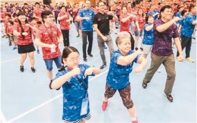 约200名义工和家人出席新加坡华社自助理事会首次举办的义工家庭日活动,通过运动互动交流。(资料图片)