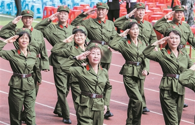 穿着军装庆祝母校70周岁