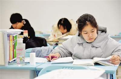 12月17日,在河北省邯郸市的河北工程大学,考研学生在自习室复习。 本文图片 光明日报