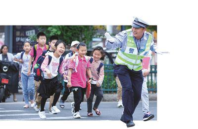 侍东亮奔跑着护送学生过马路 　当地警方提供