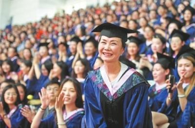 毕业典礼上,周亚松的求学经历赢得了全场师生的掌声 记者李子云 摄