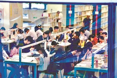 “满座”已成为广州图书馆的常态，昨天自然不例外。
