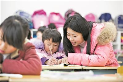 家长辅导小朋友做作业。（资料图片）@视觉中国