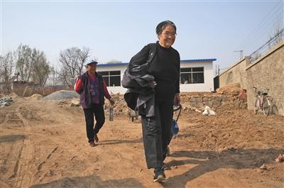 严敏文奶奶看完“小课桌”新址施工情况后离开。