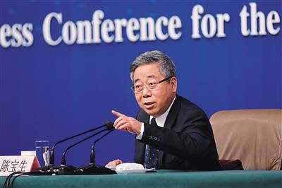 3月16日,梅地亚中心,教育部部长陈宝生在记者会上表示,必须解决幼儿教师工资待遇低问题。新京报记者 侯少卿 摄