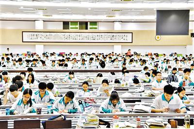 昨日下午,广州市第六中学大教室内坐满了考生,这是高考前最后一个下午的复习。 广州日报全媒体记者 王燕 摄