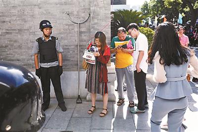 热心人士(右)主动借表给考生