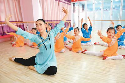 7月15日，孩子们在河北省南和县一家艺术学校学习舞蹈。 新华社记者 朱旭东摄