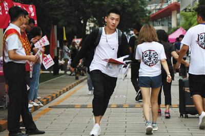 8月30日下午，北京电影学院，一名新生在校内奔跑着办理报到手续。