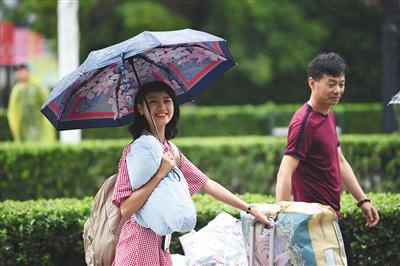 8月30日上午，中央戏剧学院，在家长的陪同下，部分新生冒雨来校报到。