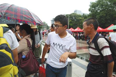 在工地上收到录取通知书的崔庆涛来到北京大学报到注册。