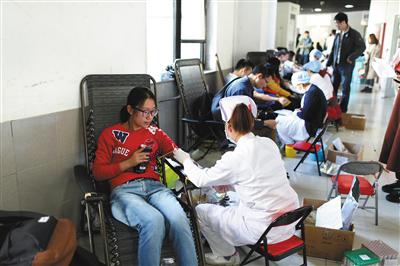 清华本年度已有2332人次参与无偿献血