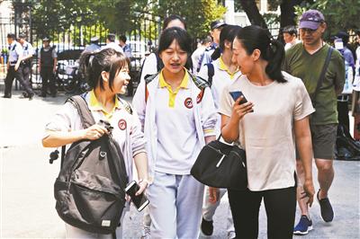 北京二中分校考点外,刚结束语文学科考试的考生走出考场 摄影/本报记者 郭谦