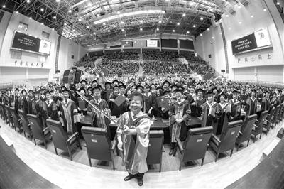 中国民航大学毕业典礼现场,校长董健康与学生合影。