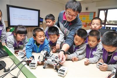 2015年,清华附小教师在指导学生上机器人课。 新京报记者 王远征 摄