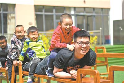 内蒙古鄂尔多斯市康巴什区第九幼儿园付世杰老师组织孩子们玩“穿越高架桥”的游戏,锻炼他们的勇气。 赵智慧 摄