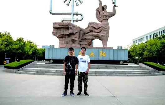 张桢豪（左）和挚友曾伟（右）的合照。齐鲁晚报 图