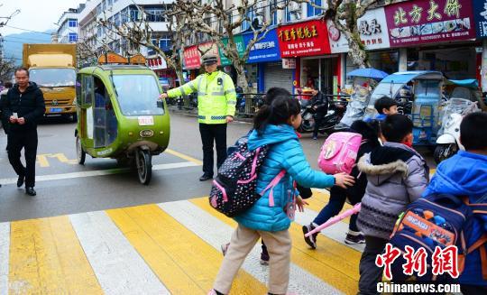 交警在校门口指挥交通　文成警方供图　摄