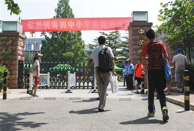 2017年5月20日，家长带着孩子参加中关村中学小升初特长生招生考试。当年，各区招收小升初特长生比例较2016年再降1个百分点。新京报记者 浦峰 摄