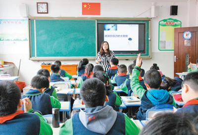 贵阳市实验小学四年级（4）班正在上人工智能与大数据课。本报记者 程 焕摄