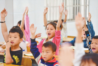 在大化瑶族自治县板升乡弄勇小学，同学们在课堂上举手回答问题（2019年5月10日摄）。