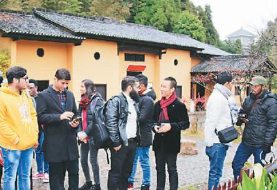 毛浩夫(右三)正在向外宾讲解井冈山的故事。