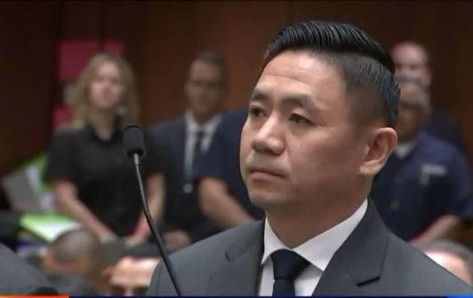 被控在执勤中开枪过失杀人的华裔警官卢克·刘首次出庭不认罪。（新闻视频截图）
