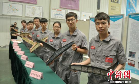 大学生们展示制作的参赛项目实物样品。 刘忠俊 摄