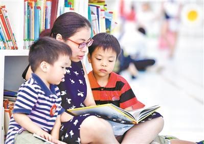 广州图书馆里随处可见席地而坐的读书人。