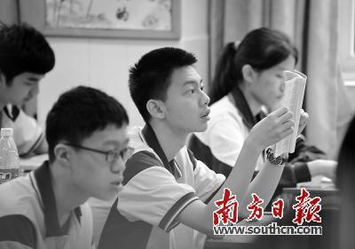 8月10日，广州市铁一中学高三年级的学生在温习功课。南方日报记者 张冠军 实习生 陈蔚一 摄