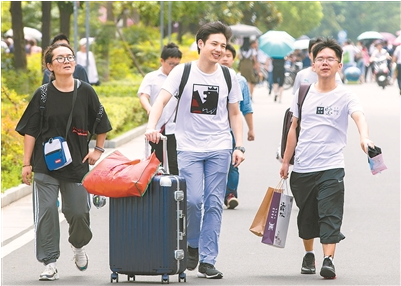 昨日，南京大学本科新生报到入学，开启大学生活。 苏 阳摄 视觉江苏网供图