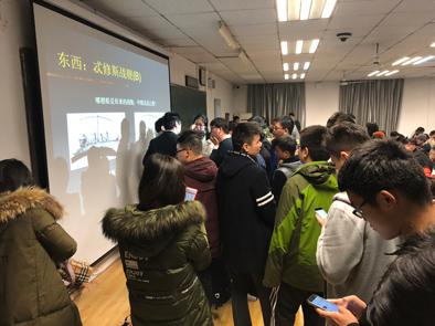 ▲苏德超的课程受到学生追捧。下课后,苏德超淹没在前来讨论问题的学生中。