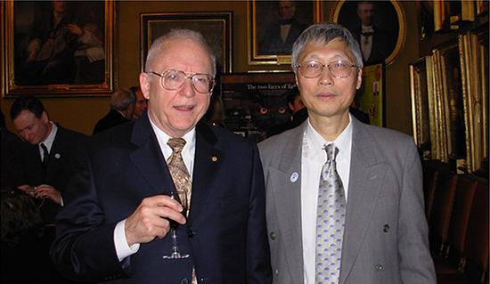 2005年马龙生教授(右)相关研究成果被载入诺贝尔物理学奖公告资料后,受邀出席颁奖典礼与约翰·霍尔合影。