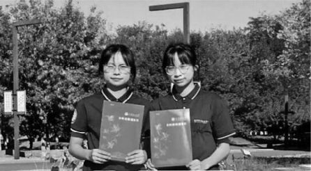 双胞胎姐妹来到大连理工大学盘锦校区报到(左侧李欣 右侧李洁)。受访者供图