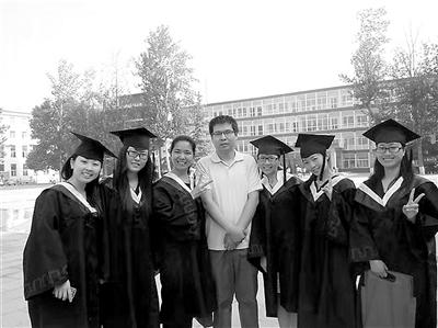 黄文秀(右一)从长治学院毕业时与老师同学们合影。 资料图片