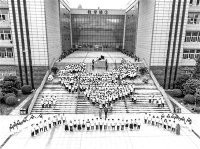 武汉工程科技学院组织1734名师生同唱《我和我的祖国》。