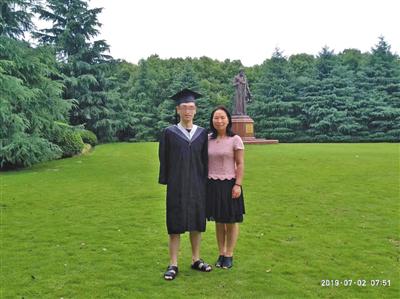 2019年6月,原梦园陪儿子拍本科毕业照。受访者供图