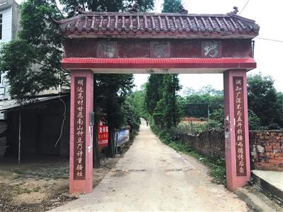  2017年11月25日，湖北省黄梅县陶家湾村被撞女童出车祸的村中小路。新京报记者 庞礴 摄