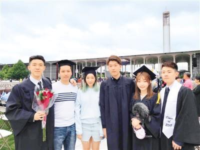 　　留学时，陈楚怡在朋友的陪伴与帮助下，很快融入到当地生活中。上图为陈楚怡（左三）参加朋友毕业典礼合影。