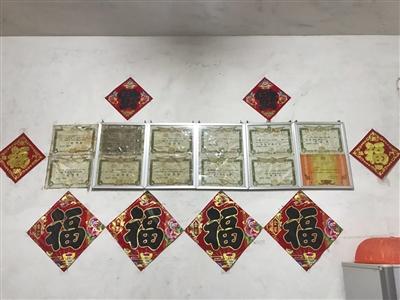 刘春杨家的一面墙上，整整齐齐地贴着12张他当年的奖状。新京报记者 周小琪 摄
