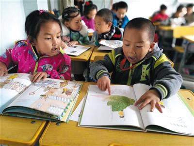 甘肃酒泉金塔县北苑小学,学生们看书的场景。担当者行动供图