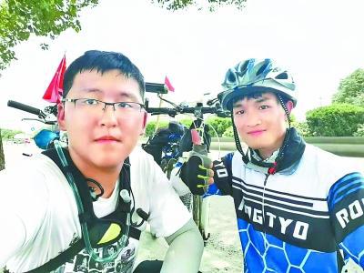 杨泓煜骑行到嘉兴时,碰到一个从北京往广西骑行的大三学长