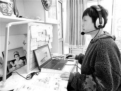 北京中关村第三小学英语教师鲁凤玲在家中为学生录制“国家中小学网络云平台”教学内容,电脑附近贴满了用来提词的纸条。沈伯韩摄(新华社发)