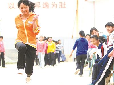  贵州省黔西县民办校——水西中学学生在进行体育项目测试。 本报记者 张学军 摄（资料图片）