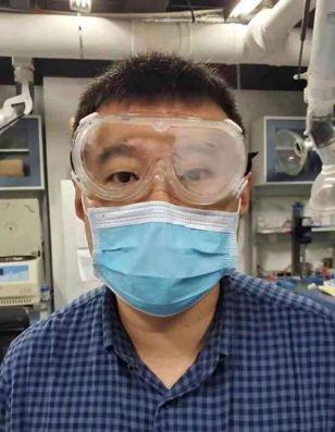 孙大陟测试公司防雾湿巾效果,左边镜片已擦拭防雾湿巾,右边镜片未擦拭防雾湿巾。南方科技大学官微