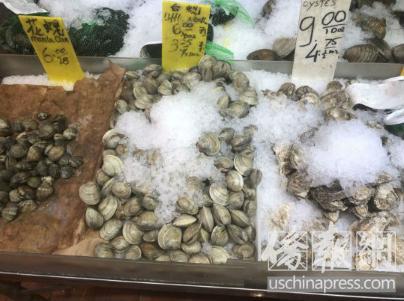 资料图:纽约华埠海鲜市场出售?#30007;?#40092;贝壳类海鲜。(图片来源:美国《侨报》记者 尹英姿 摄)